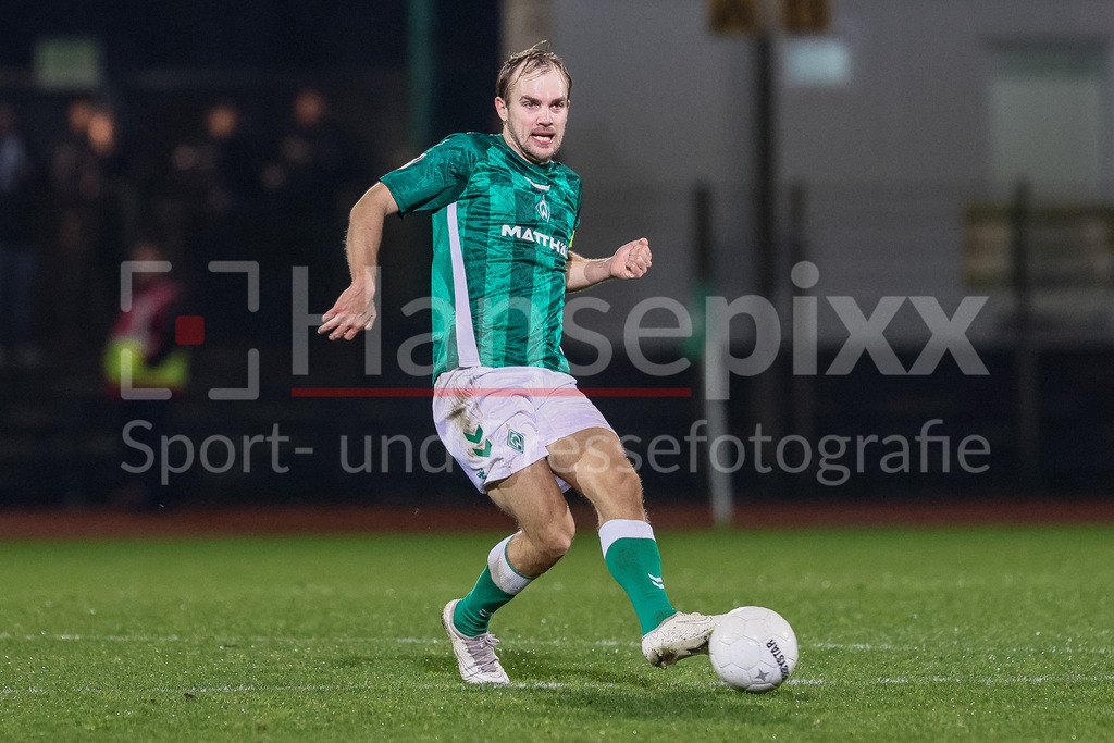 Fussball, Regionalliga Nord, SV Werder Bremen II - VfB Oldenburg | v.li.: Cimo Röcker (SV Werder Bremen II, 5) am Ball, Freisteller, Einzelbild, Ganzkörper, Aktion, Action, Spielszene