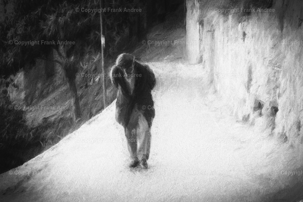 Der Weg des Lebens | Ein älterer Mann geht langsam und gebeugt einen steilen Weg hinauf. Impressionistische Straßenfotografie aus Italien in schwarz weiß - Realisiert mit Pictrs.com