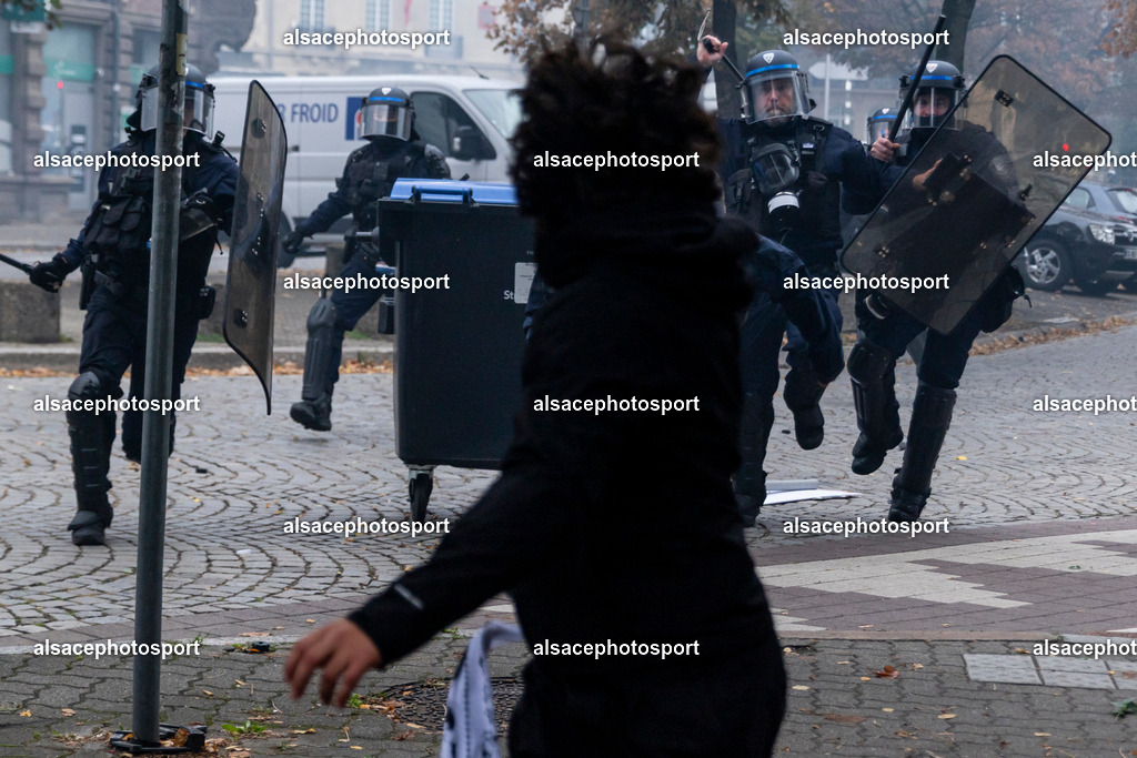 9L6A4678 | centaines d’étudiants ont organisé une manifestation spontanée, souvent qualifiée de « manifestation sauvage », qui a traversé différents quartiers de Strasbourg. La manifestation a été marquée par des affrontements entre les manifestants et la police alors que les étudiants défilaient dans la ville dans le cadre d’une journée de mobilisation nationale concernant les conditions d’éducation et le budget de l’Éducation nationale pour 2027. - Realisiert mit Pictrs.com
