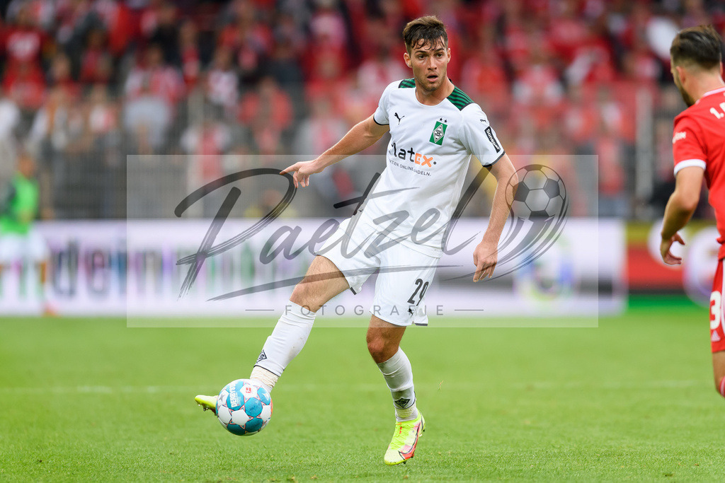 FCUBMG20210829_211 | Fussball, Herren: Joe Scally (Borussia Moenchengladbach) in Aktion, am Ball, Einzelaktion beim Spiel der 1. Bundesliga zwischen 1. FC Union Berlin und Borussia Moenchengladbach im Stadion An der Alten Foersterei am 29.08.2021 in Berlin, Deutschland. - Realisiert mit Pictrs.com