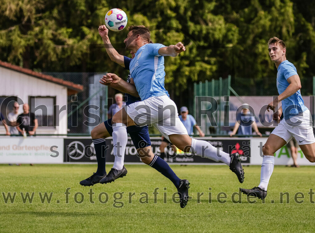 2023-08-26_031_FC_Langengeisling_gegen_TuS_Raubling | Erding, Deutschland, 26.08.2023:
Fußball, Bezirksliga Oberbayern Ost 2023 / 2024, 6. Spieltag, FC Langengeisling gegen TuS Raubling, Endergebnis: 2:0

Lorenz Jilg (TuS Raubling, #13), Andreas Buchberger (FC Langengeisling, #5)

Foto: Christian Riedel / fotografie-riedel.net