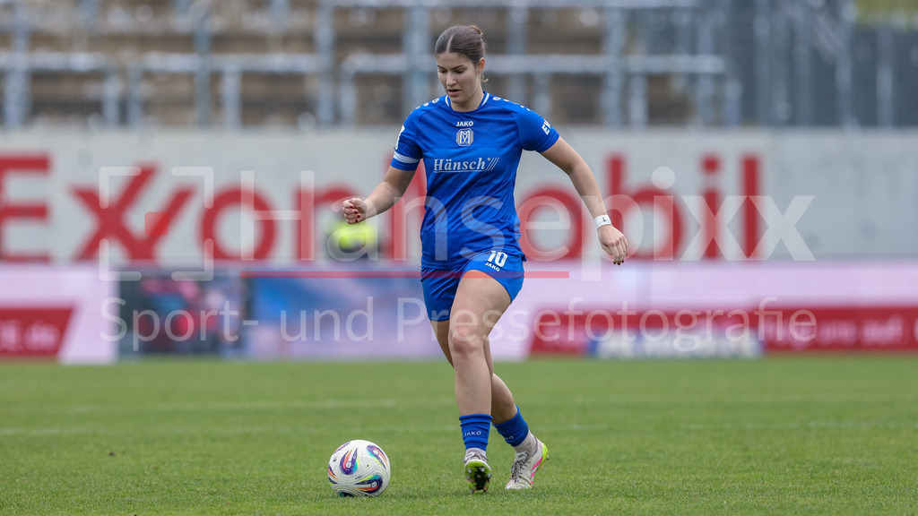 Fussball, 2. Frauen-Bundesliga, SV Meppen - VfB Stuttgart | Anouk Blaschka (SV Meppen, 10) am Ball, Freisteller, Einzelbild, Ganzkörper, Aktion, Action, Spielszene, DIE DFB-RICHTLINIEN UNTERSAGEN JEGLICHE NUTZUNG VON FOTOS ALS SEQUENZBILDER UND/ODER VIDEOÄHNLICHE FOTOSTRECKEN. DFB REGULATIONS PROHIBIT ANY USE OF PHOTOGRAPHS AS IMAGE SEQUENCES AND/OR QUASI-VIDEO.