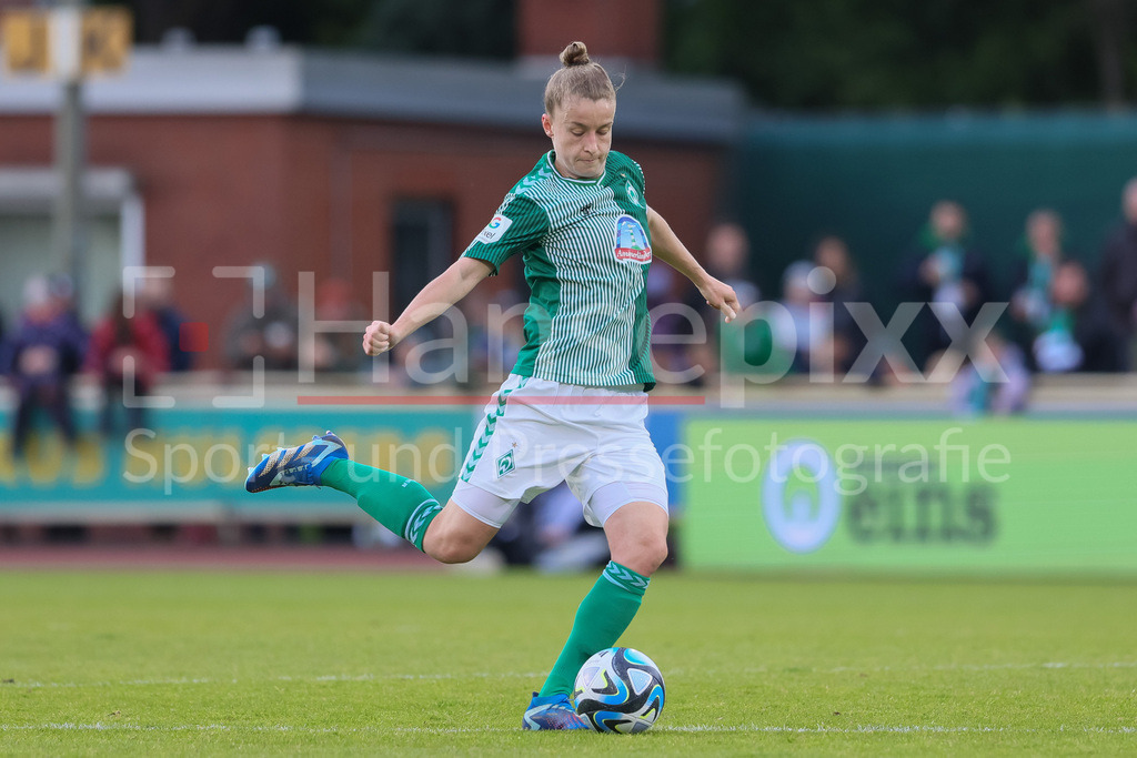 Fussball, Google Pixel Frauen-Bundesliga, SV Werder Bremen - MSV Duisburg | v.li.: Michelle Ulbrich (SV Werder Bremen, 5) am Ball, Freisteller, Einzelbild, Ganzkörper, Aktion, Action, Spielszene, DIE DFB-RICHTLINIEN UNTERSAGEN JEGLICHE NUTZUNG VON FOTOS ALS SEQUENZBILDER UND/ODER VIDEOÄHNLICHE FOTOSTRECKEN. DFB REGULATIONS PROHIBIT ANY USE OF PHOTOGRAPHS AS IMAGE SEQUENCES AND/OR QUASI-VIDEO.