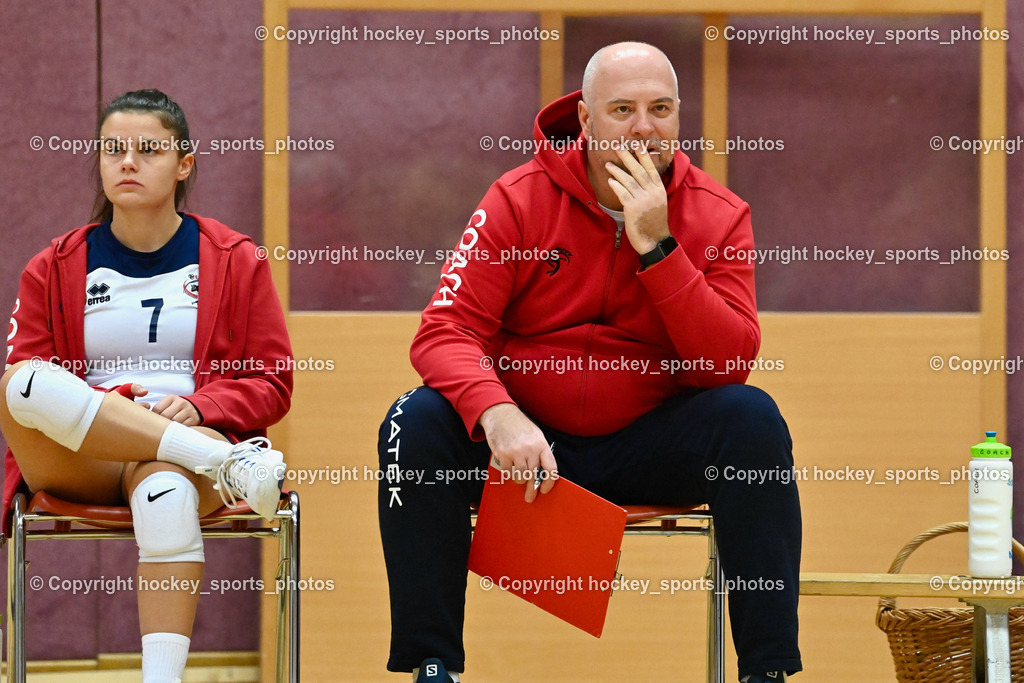 ASKÖ Volley Eagles vs. UVV Seekirchen 10.12.2022 | #7 KLAFFENBÖCK Katharina, Headcoach UVV Seekirchen Boris Holla