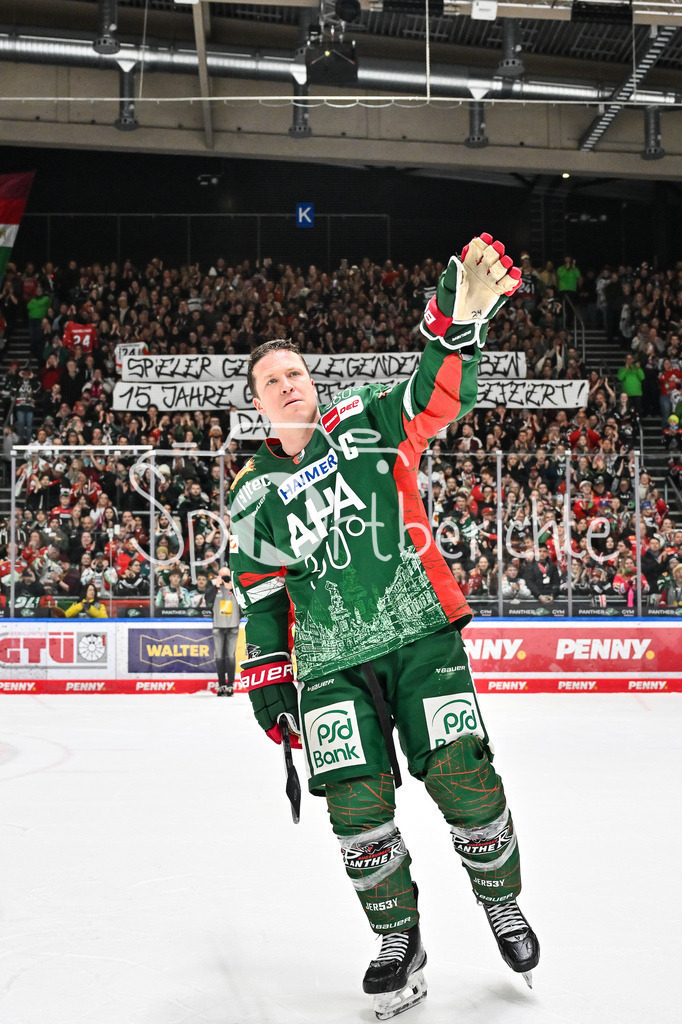 Augsburger Panther - Grizzlys Wolfsburg | AUGSBURG, GERMANY - 15. MARCH: Im Bild T. J. TREVELYAN (Augsburger Panther 24) der sich von den Fans feiern lässt Einzelfoto / Freisteller nach dem Match zwischen den Augsburger Panthern und den Grizzlys Wolfsburg am 52. Spieltag der Penny DEL im Curt Frenzel Stadion