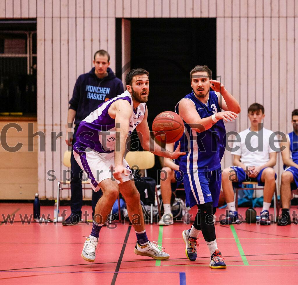 2022-05-29_096_SpVgg_Altenerding_gegen_Muenchen_Basket_2 | Erding, Deutschland, 29.05.2022:
Basketball, Bezirksliga 2021 / 2022, Herren Turnier der 2. der Aufstiegsrunden, SpVgg Altenerding gegen München Basket 2, Endergebnis: 

Sasa Sukovic (SpVgg Altenerding, #31), Paul Keil (München Basket, #3)

Foto: Christian Riedel / fotografie-riedel.net