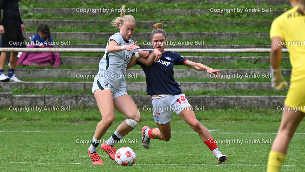 Holstein Kiel vs VfL Wolfsburg II | Zoe Tolksdorf (Holstein #14) vs Jasmin Zimmermann (Wolfsburg #15) / Fußball-Regionalliga Nord Frauen 2026/2027 / Holstein Kiel vs VfL Wolfsburg II / Waldwiese / Kiel / 13.09.26 - Realisiert mit Pictrs.com