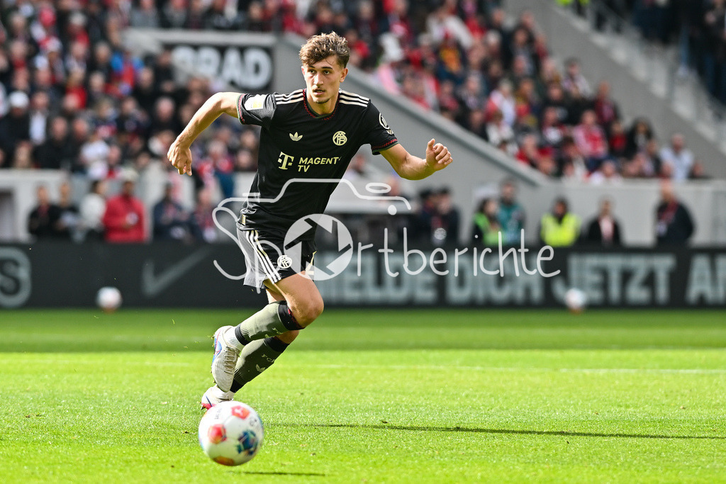 SC Freiburg - FC Bayern München | FREIBURG, GERMANY - 04. APRIL: am Ball TOM BISCHOF (FC Bayern Munich 20) / Einzelfoto / Freisteller während dem Bundesligamatch zwischen dem SC Freiburg und dem FC Bayern München am 28. Spieltag im Europa-Park Stadion / DFL REGULATIONS PROHIBIT ANY USE OF PHOTOGRAPHS AS IMAGE SEQUENCES AND/OR QUASI-VIDEO