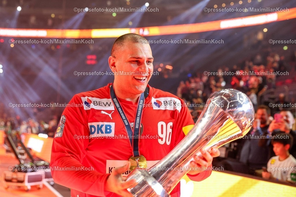 xSSCx19042602063 | 19.04.2026, xsscx, Handball, DHB-Pokal Lidl Final4, Finale, Füchse Berlin - Bergischer HC, Saison 2025 / 2026 Herren, Lanxess Arena, Köln: Die Mannschaft der Füchse Berlin feiert den Sieg im DHB-Pokal, Dejan Milosavljev (Füchse Berlin #96) Photo: xSandraxScherningxPressefotoKochx