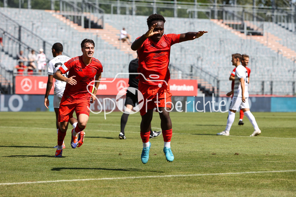 FC Würzburger Kickers - FC Bayern Amateure | Jubel nach dem Treffer zum 0-1 durch Nestory IRANKUNDA (FC Bayern München II #7) / Tor / Freude / Happy / Torschuetze / Flick Flack / Salto / Regionalliga Bayern: FC Würzburger Kickers - FC Bayern München II, AKON Arena am 24.08.2024