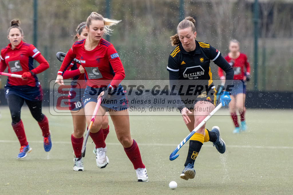HK_20230401_106587 | 1. Bundesliga Damen Düsseldorfer HC - Harvestehuder THC  am 1.4.2023 DHC Düsseldorf, Düsseldorf , Luca Scheuten ( Düsseldorfer HC #20 ) , Hauke Franziska ( Harvestehuder THC #26 )