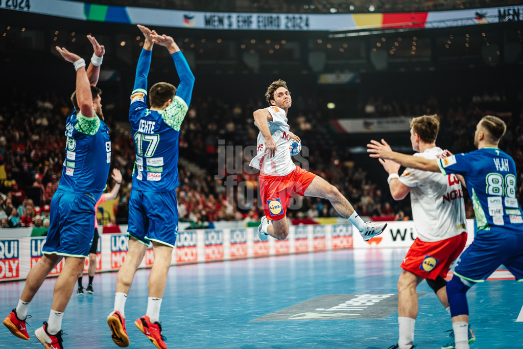 Handball | Herren | EHF EURO 2024 | European Championshop Men 2024 Final Tournament | Slowenien vs. Dänemark | 23.01.2024 | Niclas Vest Kirkelokke (#3, Dänemark, DEN) holt aus zum Wurf