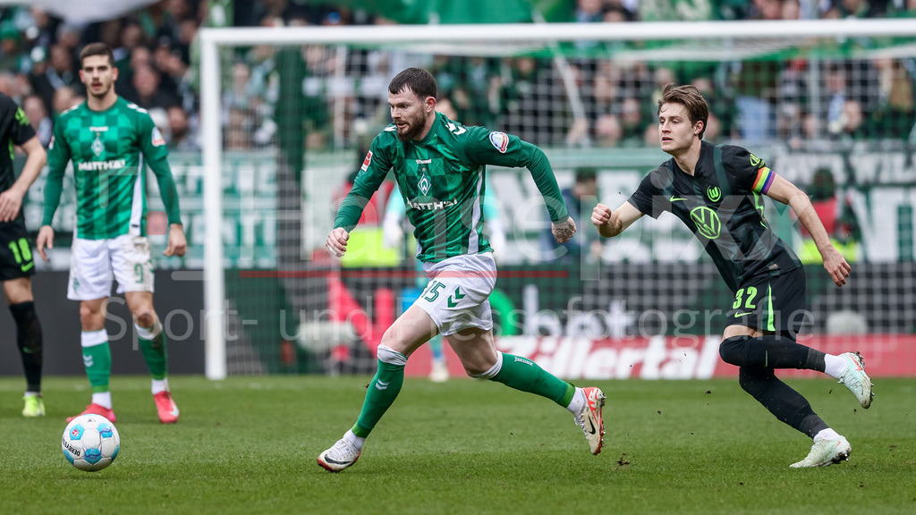 Fussball, Bundesliga, SV Werder Bremen - VfL Wolfsburg | v.li.: Oliver Burke (SV Werder Bremen, 15) und Mattias Svanberg (VfL Wolfsburg, 32) im Laufduell, Zweikampf, Duell, Dynamik, Aktion, Action, Spielszene, DIE DFL-RICHTLINIEN UNTERSAGEN JEGLICHE NUTZUNG VON FOTOS ALS SEQUENZBILDER UND/ODER VIDEOÄHNLICHE FOTOSTRECKEN. DFL REGULATIONS PROHIBIT ANY USE OF PHOTOGRAPHS AS IMAGE SEQUENCES AND/OR QUASI-VIDEO.