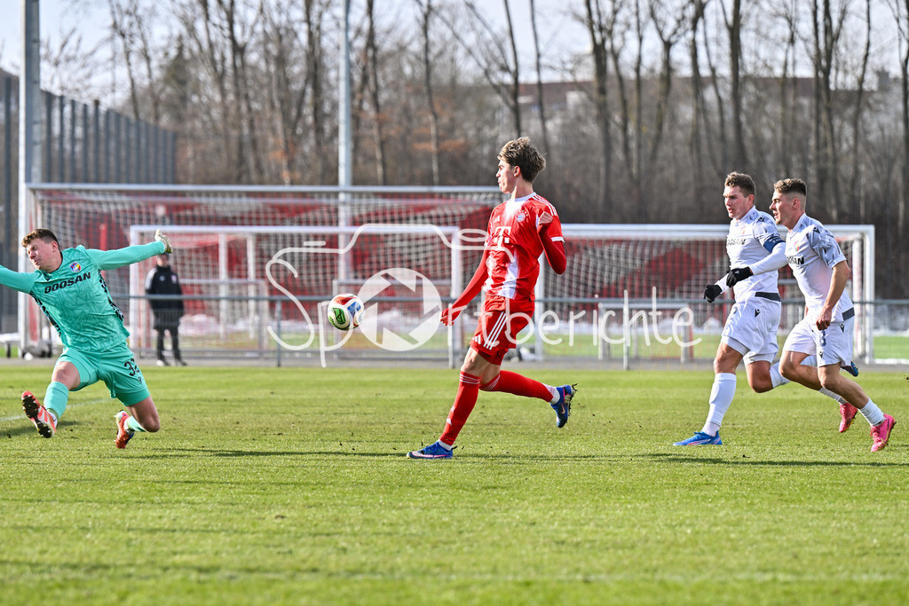 FC Bayern Amateure - FC Viktoria Pilsen U23 | MUNICH, GERMANY - 03. FEBRUARY: im Bild Guido DELLA ROVERE (FC Bayern München II 10) auf dem Weg zum 1-0 für die Bayern / Tor / Torschuetze / Freude / Happy während dem Testspiel zwischen den Amateuren des FC Bayern und dem FC Viktoria Pilsen B am FC Bayern Campus