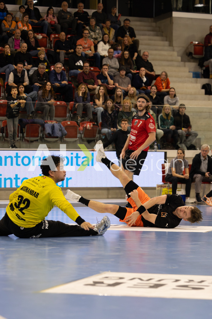 Handballen I Herren I Saison 2025-2026 I Quickline Handball League 2026 | Men I 18. Spieltag I Pfade Winterthur - Kadetten Schaffhausen I 20.12.2025 | 32 Ramon Kusnandar (Pfadi Winterthur) – Torhüter I 6 Odinn Rikhardsson (Kadetten Schaffhausen) - Flügel rechts - Realisiert mit Pictrs.com