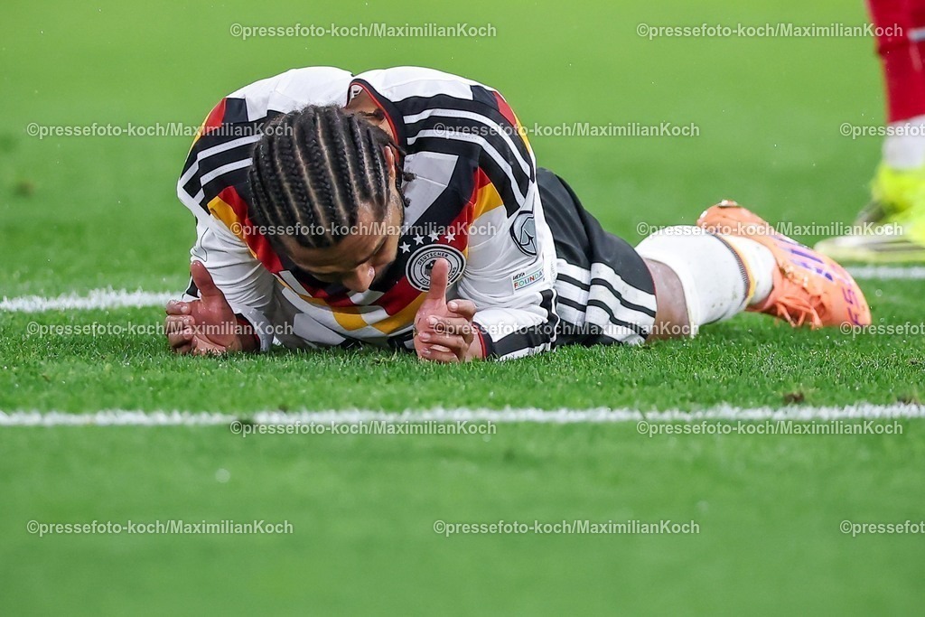 DFB14112501075 | 14.11.2025, Fußball, Länderspiel, WM-Qualifikation Europa, Deutschland - Luxemburg, Stade de Luxembourg (Croix de Gasperich, Luxemburg), 9. Spieltag, Saison 2025 2026: Serge Gnabry (GER #20) liegt ENttäuscht auf dem Spielfeld nach verschossenen Torschuss  Regulations prohibit any use of photographs as image sequences and or quasi-video.
