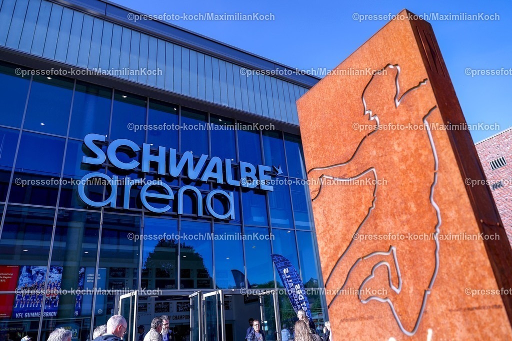 Gum30042601005 | 30.04.2026, Handball, 1. HBL, VfL Gummersbach - Frisch Auf! Göppingen, Saison 2025 / 2026 Herren, Schwalbe-Arena: Aussenansicht Spielstätte Schriftzug Außen auf Fassade mit den Fans vor der Halle.