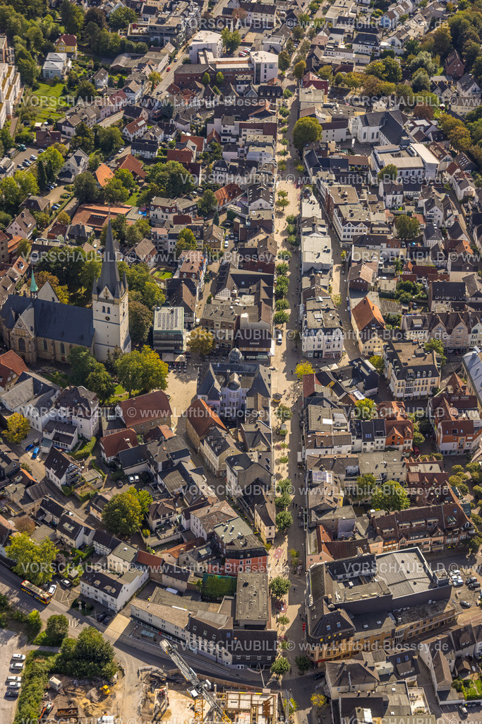 Menden230905620 | Luftbild, Stadtmitte mit  kath. Kirche St. Vincenz, Dorte-Hilleke-Bücherei Stadtbücherei und Fußgängerzone Hauptsraße, Menden, Menden, Sauerland, Nordrhein-Westfalen, Deutschland