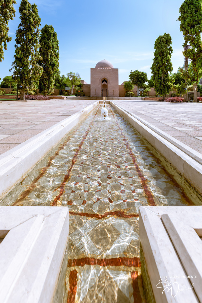 Sultan Qaboos Grand Mosque, Muskat | Herzlich willkommen auf meiner Seite! Ich bin Elke Wallnisch, Deine Fotografin für lichtstarke Momente. Der Name steht für alles, was mich mit der Fotografie verbindet: Das Licht und seine machtvolle Wirkung auf eine Situation oder unsere Stimmung - Realisiert mit Pictrs.com