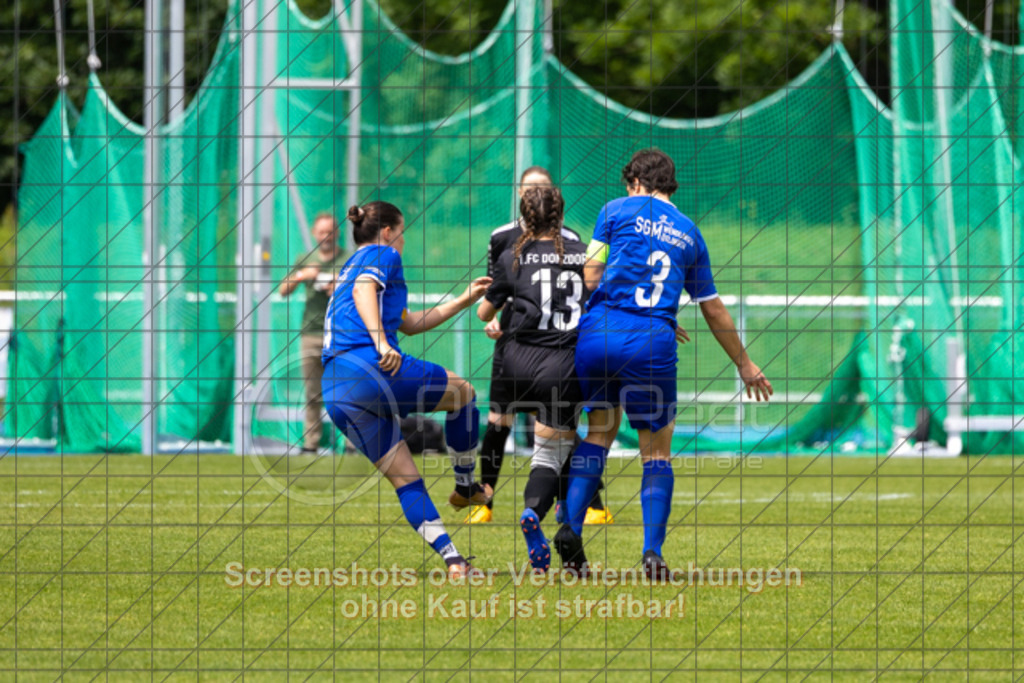 20250529_130332_0443 | #,  SGM Wendlingen-Ötlingen II (blau) vs. 1.FC Donzdorf II (schwarz), Fussball, Frauen-Bezirkspokal Finale Saison 2024/2025, Rasenplatz VfL Stadion Kirchheim, Jesinger Straße 105, 73230 Kirchheim, 29.05.2025 - 13:00 Uhr,Foto: PhotoPeet-Sportfotografie/Peter Harich