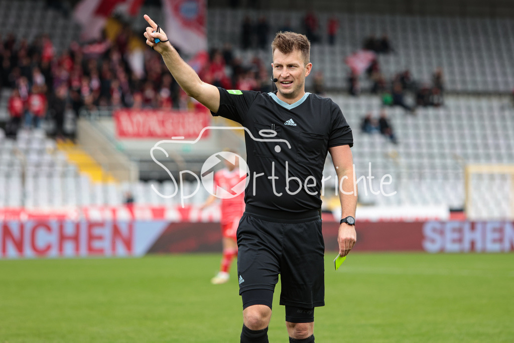 FC Bayern Amateure - FC Wuerzburger Kickers | Schiedsrichter Andreas HUMMEL in Aktion