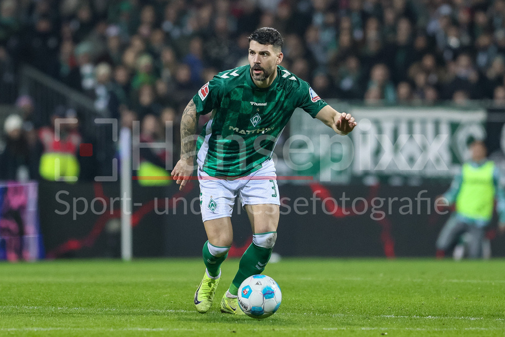 Fussball, Bundesliga, SV Werder Bremen - 1. FC Heidenheim | v.li.: Anthony Jung (SV Werder Bremen, 3) am Ball, Freisteller, Einzelbild, Ganzkörper, Aktion, Action, Spielszene, DIE DFL-RICHTLINIEN UNTERSAGEN JEGLICHE NUTZUNG VON FOTOS ALS SEQUENZBILDER UND/ODER VIDEOÄHNLICHE FOTOSTRECKEN. DFL REGULATIONS PROHIBIT ANY USE OF PHOTOGRAPHS AS IMAGE SEQUENCES AND/OR QUASI-VIDEO.