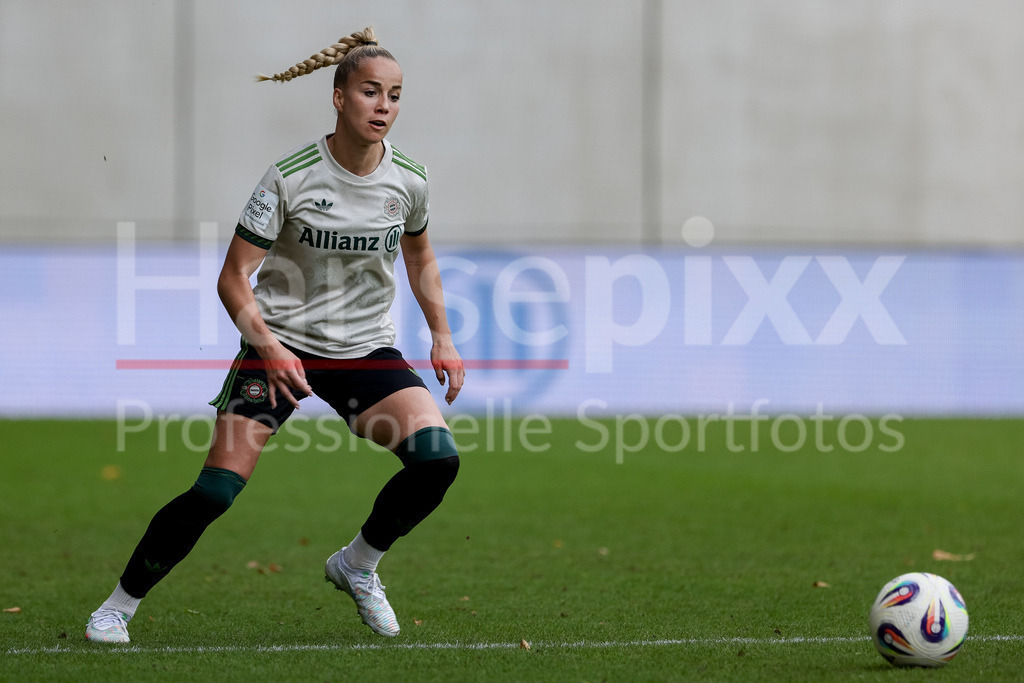 Fussball, Google Pixel Frauen-Bundesliga, FC Bayern München - SV Werder Bremen | Giulia Gwinn (FC Bayern München, 7) am Ball, Freisteller, Einzelbild, Ganzkörper, Aktion, Action, Spielszene, DIE DFB-RICHTLINIEN UNTERSAGEN JEGLICHE NUTZUNG VON FOTOS ALS SEQUENZBILDER UND/ODER VIDEOÄHNLICHE FOTOSTRECKEN. DFB REGULATIONS PROHIBIT ANY USE OF PHOTOGRAPHS AS IMAGE SEQUENCES AND/OR QUASI-VIDEO.