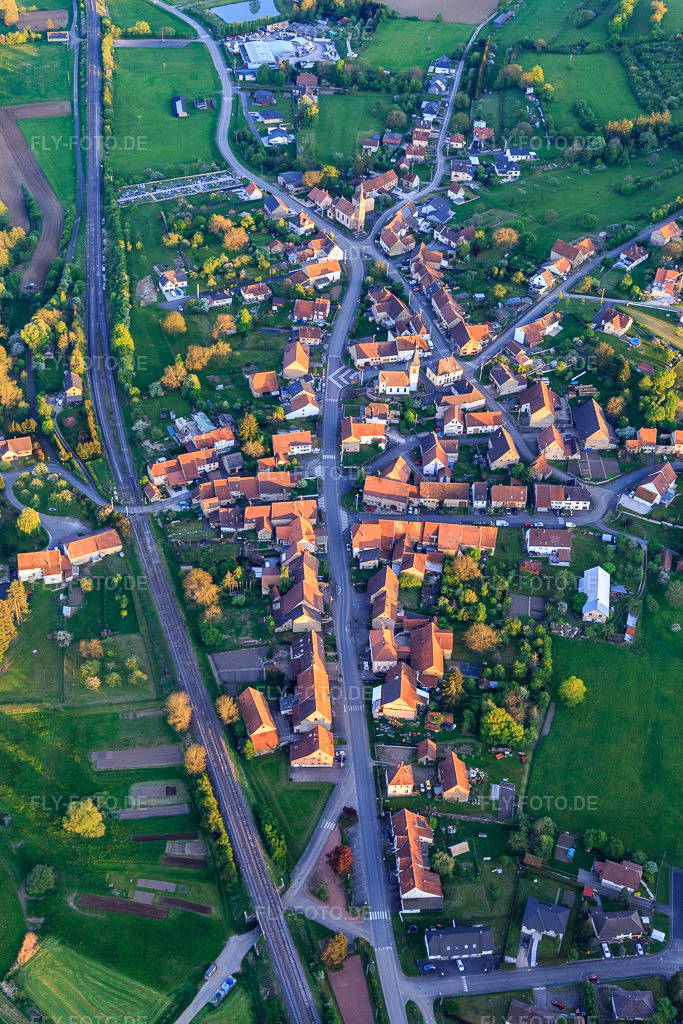 Luftbild: Rue Principal von Norden in Vœllerdingen im Bundesland Bas-Rhin in Frankreich. Foto: IMG_145880.jpg vom 30.04.2025 durch Werner Riehm/FLY-FOTO.de