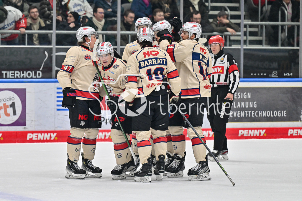 Augsburger Panther - Nürnberg Ice Tigers | Jubel nach dem Ausgleich zum 3-3 durch Jeremy McKENNA (Nürnberg Ice Tigers #91) / Tor / Treffer / Feude Happy / Torschuetze / DEL: Augsburger Panther - Nuernberg Ice Tigers, Curt Frenzel Stadion am 03.01.2025