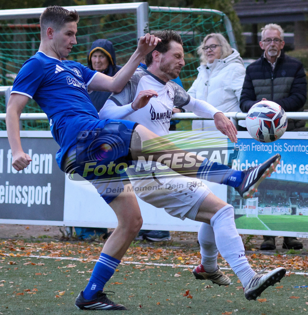 TuS Bruchmühlen - Bünder SV | Auf dem Bild zu sehen: blau TuS Bruchmühlen: Anakin Zimens ; weiß Bünder SV: Denis Müller TuS Bruchmühlen, Bünder SV, Saison 26/27, Kreisliga A, Bruchmühlen, Deutschland - Realisiert mit Pictrs.com