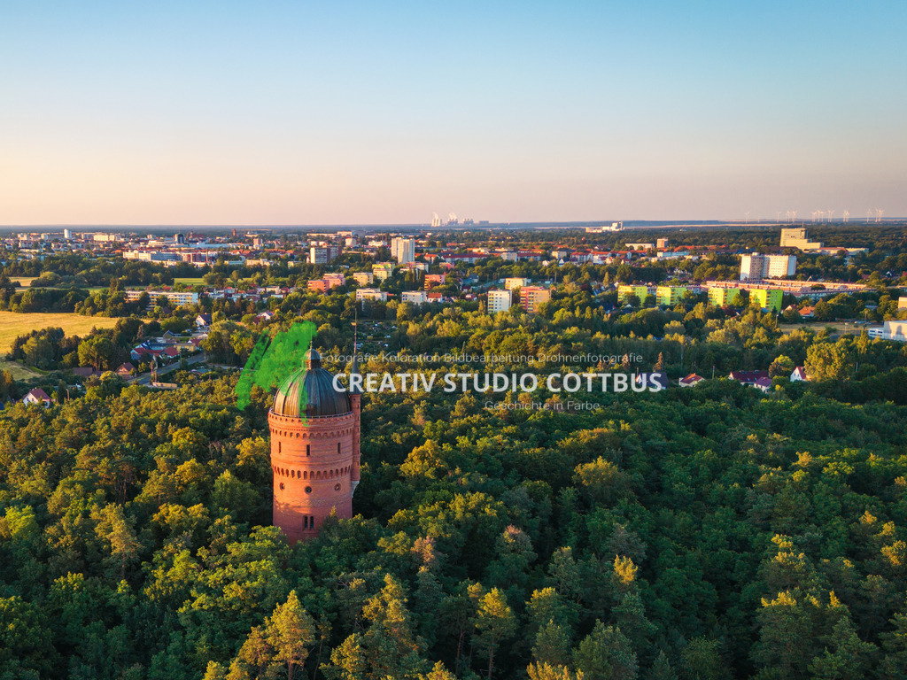 Wasserturm Cottbus | Blick über den Stadtteil Sachsendorf in Cottbus. Im Vordergrund der Wasserturm der LWG und im Hintergrund das Kraftwerk Jänschwalde - Realisiert mit Pictrs.com