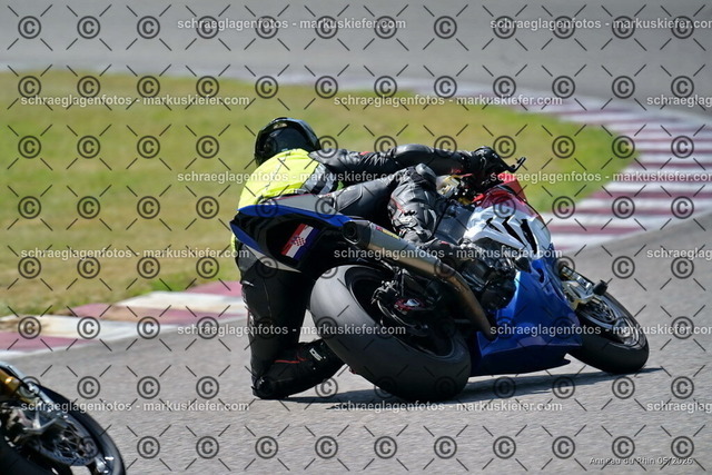 26BT02-1418 | markuskiefer.com - Realisiert mit Pictrs.com