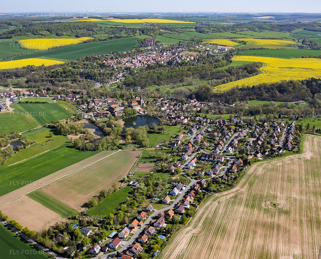 Luftbild: Ortsansicht von Süden mit Klosterteich im Ortsteil Thalbürgel in Bürgel im Bundesland Thüringen in Deutschland. – Foto: IMG_155337.jpg vom 02.05.2026 durch Werner Riehm/FLY-FOTO.de – Auflösung des Originals: 4963 x 4000 px