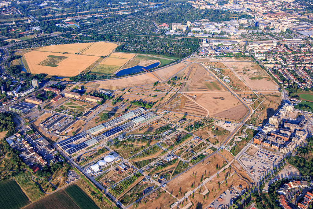 Luftbild: Überblick von Nord auf Spinelli-Park der Bundesgartenschau Mannheim BUGA 2023 https://www.buga23.de/ im Ortsteil Feudenheim in Mannheim im Bundesland Baden-Württemberg in Deutschland. Foto: IMG_136962.jpg vom 24.06.2023 durch Werner Riehm/FLY-FOTO.de