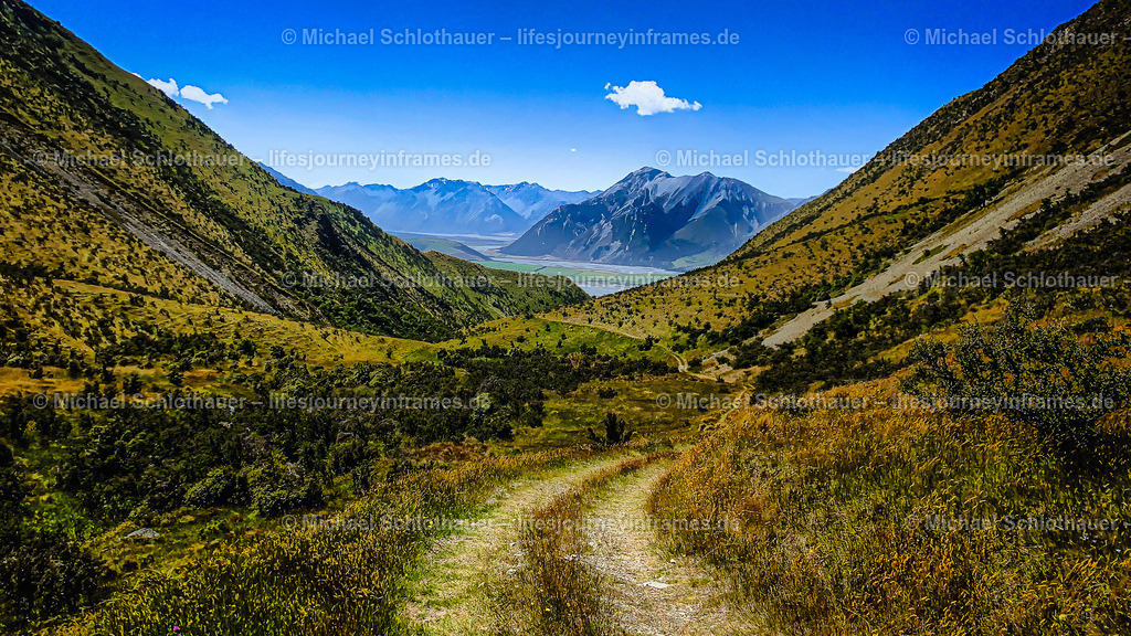 Trail in New Zealand | Wildlife- und Landschaftsfotografie als Wandbild, Poster & mehr. Einzigartige Naturmomente aus Neuseeland, Norwegen & weltweit – fotografiert von Michael Schlothauer. - Realisiert mit Pictrs.com