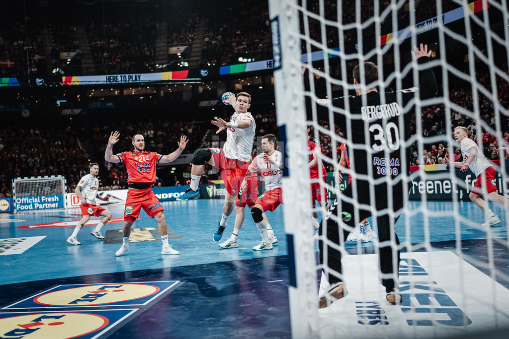 Handball | Herren | EHF EURO 2024 | European Championshop Men 2024 Final Tournament | Norwegen vs. Dänemark | 21.01.2024 | Lukas Lindhard Jorgensen (#25, Dänemark, DEN) setzt an zum Wurf