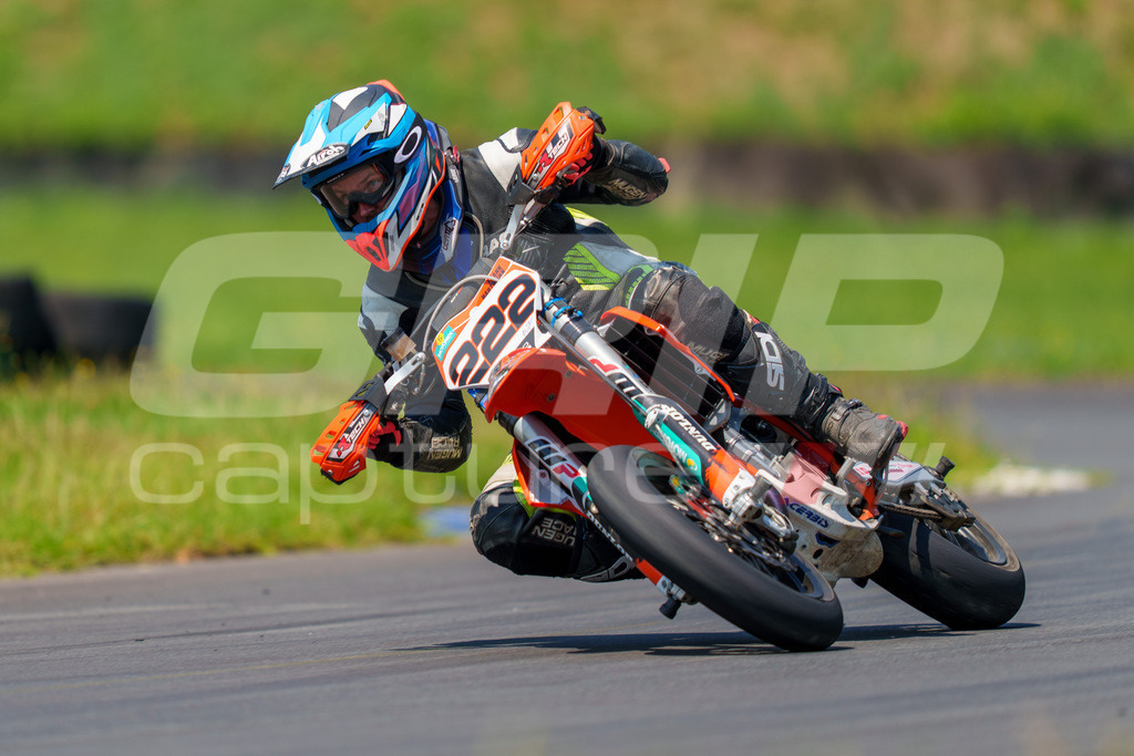 G-Cup + Supermoto Staatsmeisterschaft + Hungarian Supermoto Championship | GRIPcapture steht für authentische Sportfotografie in Österreich – für Momente, die mehr sind als Geschwindigkeit oder Ergebnis. Es geht um Emotion, Spannung, Fokus und den Augenblick, der oft nur einen Wimpernschlag dauert.Ob Motorsport, Teamsport oder 