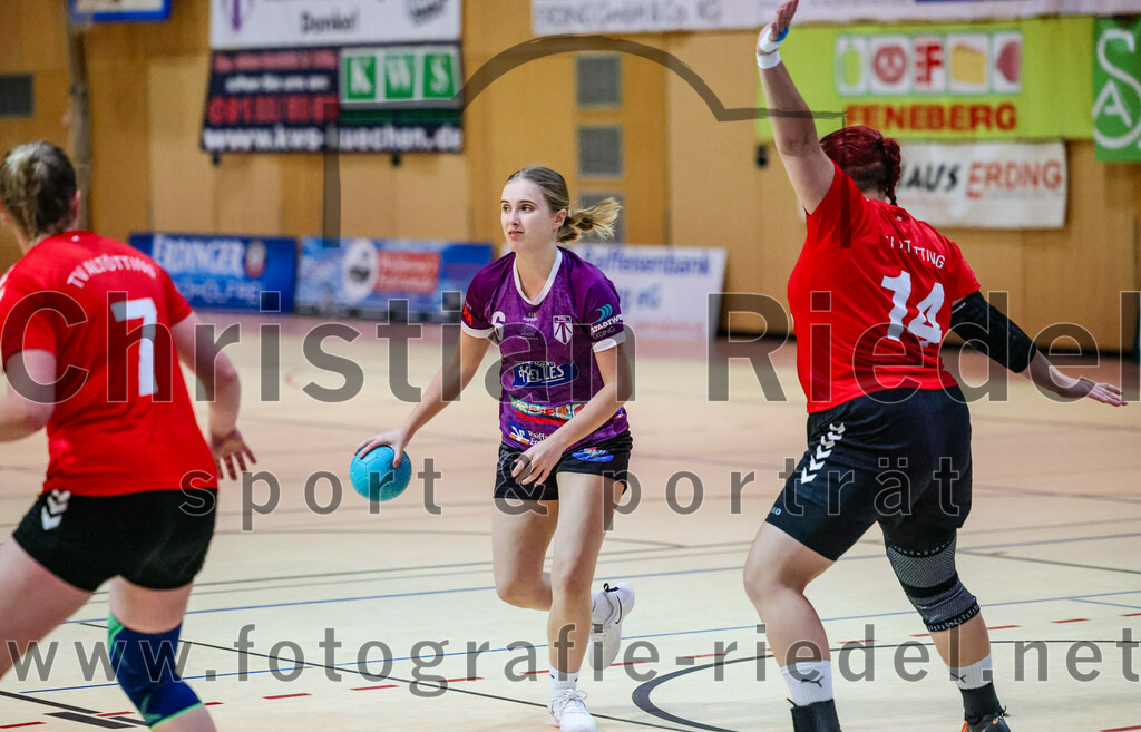 2023-11-04_041_SpVgg_Altenerding_gegen_TV_Altoetting | Erding, Deutschland, 04.11.2023:
Handball, Bezirksoberliga Frauen Altbayern 2023 / 2024, 6. Spieltag, SpVgg Altenerding gegen TV Altötting, Endergebnis: 28:26

Ines Hager (TV Altötting, #7), Marlene Mittermeier (SpVgg Altenerding, #6), Birgit Schotterer (TV Altötting, #14)

Foto: Christian Riedel / fotografie-riedel.net