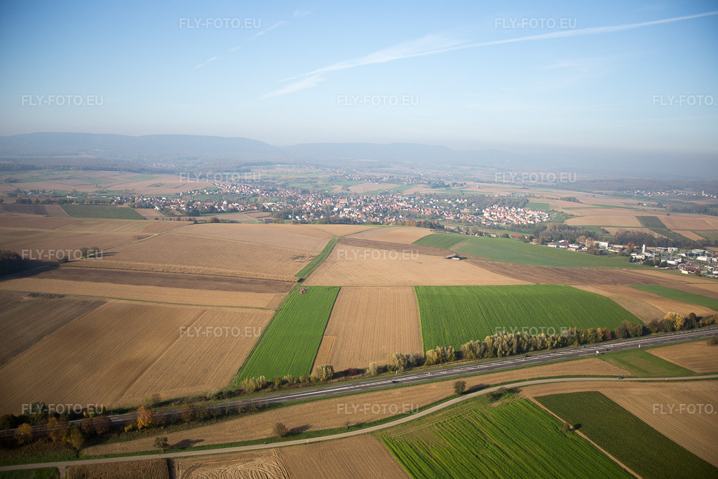 Vue aérienne: Vue de la ville à Reimerswiller dans le département Bas Rhin, France. Photo: IMG_075533.jpg prise le 01/11/2014 par Werner Riehm/FLY-FOTO.eu – Résolution de l'original: 5472 x 3648 px