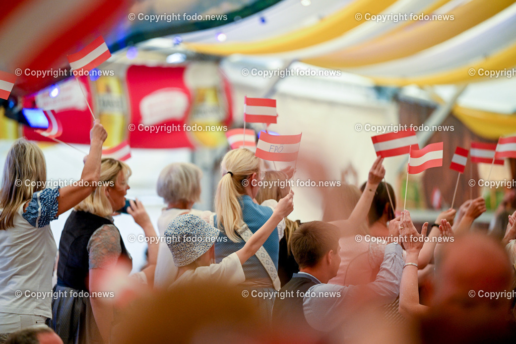 Urfahraner Jahrmarkt_ 1.Mai Kundgebung FPOE_ 01.05.2025-40 | 01.05.2025, Urfahraner Jahrmarkt, AUT, 1.Mai Kundgebung FPOE, im Bild Besucher im Bierzelt der 1.Mai Kundgebung FPOE