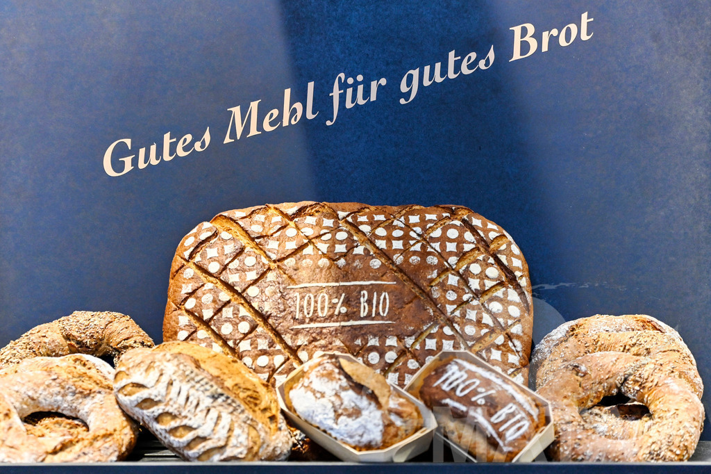 _DWI3594 | Das Herz der internationalen Bio-Branche schlug vom 26.–29.07.2022 für vier Tage in Nürnberg. Die BIOFACH, Weltleitmesse für Bio-Lebensmittel, und die VIVANESS, Internationale Fachmesse für Naturkosmetik, meldet sich mit der einmaligen „Summer Edition“ zurück. Groß war die Wiedersehensfreude der über 24.000 Fachbesucher aus 137 Ländern. Im Fokus: Der persönliche Austausch, Networking und vertiefte Gespräche zu den Themen der Zeit. Aber auch: Neuheiten und Trends entdecken und eintauchen mit allen Sinnen in die Produktvielfalt der 2.276 Aussteller aus 94 Ländern. Nürnberg, 29.07.2022 - Realisiert mit Pictrs.com