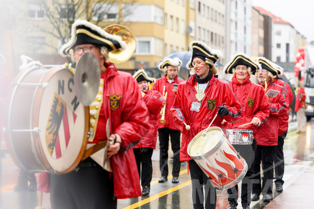 _DWA2375 | Trotz Nieselregen schlängelte sich der „Gaudiwurm“ am Sonntag durch die Nürnberger Innenstadt an tausenden Faschingsfans vorbei.  Nürnberg, 11.02.2024 - Realisiert mit Pictrs.com