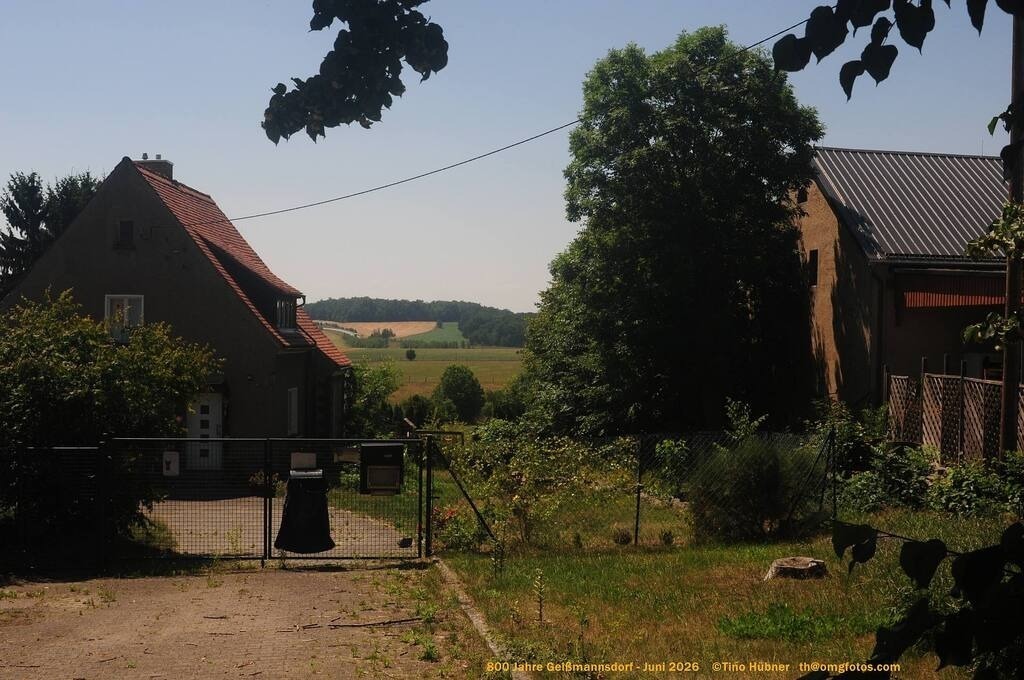 Geißmannsdorf-2026-Ortsbilder-296 | Geißmannsdorf bei Bischofswerda im Sommer 2026. Ein fotografischer Streifzug durch das Dorf Geißmannsdorf, mit Gebäuden, Straßen, Strohpuppen und geschmückten Vorgärten und Grundstücken anlässlich der 800-Jahr-Feier von Geißmannsdorf im Juni 2026 - Realisiert mit Pictrs.com