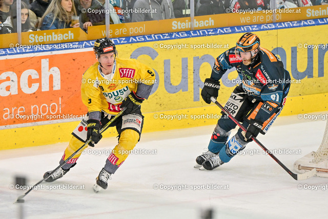 AUT, ICE, Black Wings Linz vs Vienna Capitals | 19.11.2023, Eishalle Linz, AUT, ICE Eishockey Liga, Black Wings Linz vs Vienna Capitals, im Bild Sean Brendan Collins (BWL) vs Leon Wallner (VIC)

// ICE win2day Hockey League Match between Black Wings Linz and Vienna Capitals in Linz, Austria on 2023/11/19