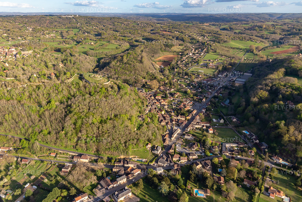 Vue aérienne: Vue de la ville à Cénac-et-Saint-Julien dans le département Dordogne, France. Photo: IMG_113559.jpg prise le 16/04/2019 par Werner Riehm/FLY-FOTO.euRésolution de l'original: 5019 x 3346 px