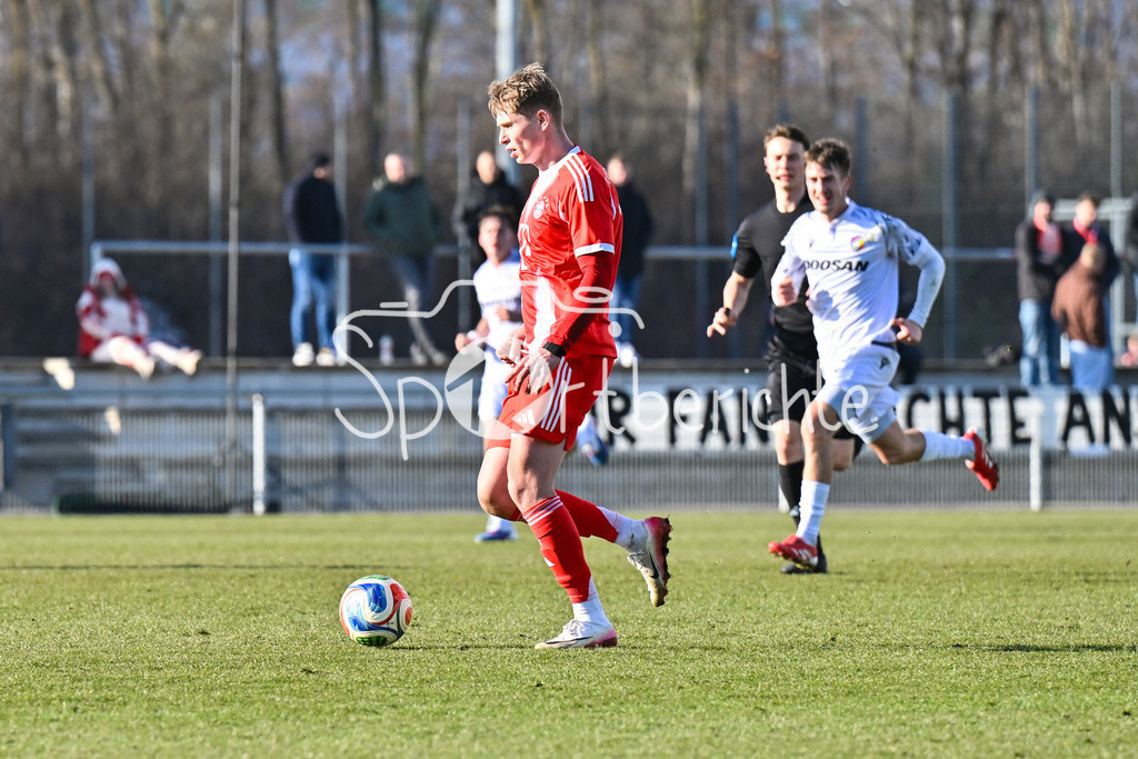 FC Bayern Amateure - FC Viktoria Pilsen U23 | MUNICH, GERMANY - 03. FEBRUARY: am Ball Anton HEINZ (FC Bayern München II 11) während dem Testspiel zwischen den Amateuren des FC Bayern und dem FC Viktoria Pilsen B am FC Bayern Campus