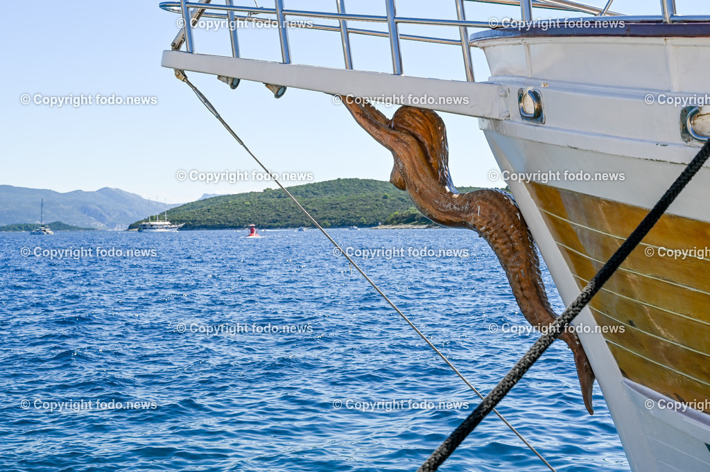 Kroatien_ Korcula_ Insel in Sueddalmatien_ Korcula Stadt_ 13.09.2024-107 | 13.09.2024, Kroatien, HRV, Korcula, Insel in Sueddalmatien, Korcula Stadt im Bild Hafen, Hafenansichten, Boot, Boote, Schiff, Schiffe, Gebauede, Adria, Meer, Stadtansichten, Altstadt, Marco Polo, Museum, Touristen, Souvenier, Restaurant, KonobaKorcula - Schwarzes Korfu - benannt nach den dunklen Kiefernwaeldern, ist eine zu Kroatien gehoerende Insel in der Adria vor der Kueste Sueddalmatiens. Zugleich ist sie Teil des Dinarischen Gebirges. Quelle: Wikipedia