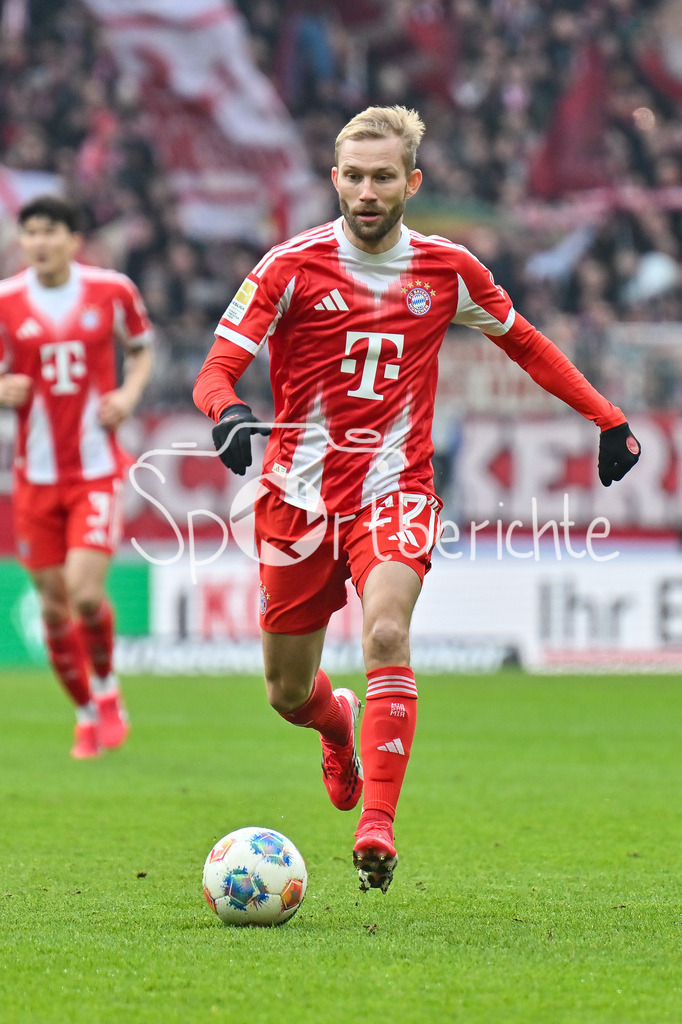 SV Werder Bremen - FC Bayern München | BREMEN, GERMANY - 14. FEBRUARY: am Ball Konrad LAIMER (FC Bayern Munich 27) / Einzelfoto / Freisteller während dem Bundesligamatch zwischen dem SV Werder Bremen und dem FC Bayern München am 22. Spieltag im Weserstadion / DFL REGULATIONS PROHIBIT ANY USE OF PHOTOGRAPHS AS IMAGE SEQUENCES AND/OR QUASI-VIDEO