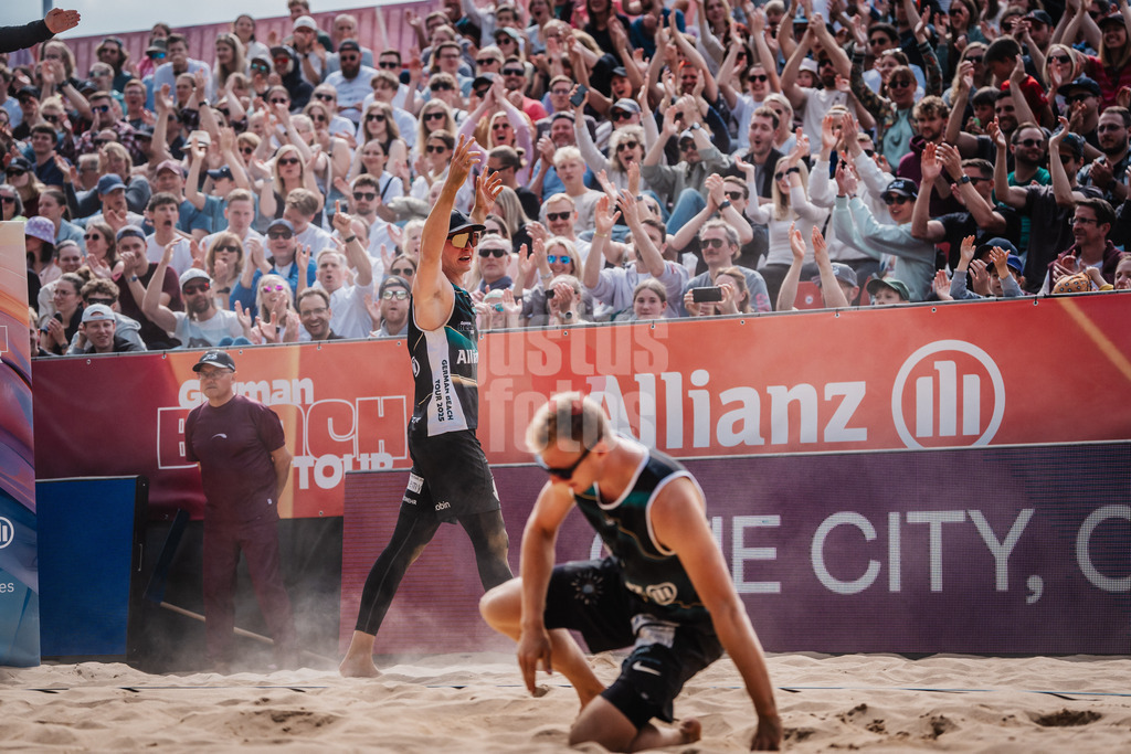 Beachvolleyball | Männer | Allianz German Beach Tour 2025 | Tourstop Düsseldorf | 18.05.2025 | v.l. Robin Sowa und Jonas Reinhardt jubeln