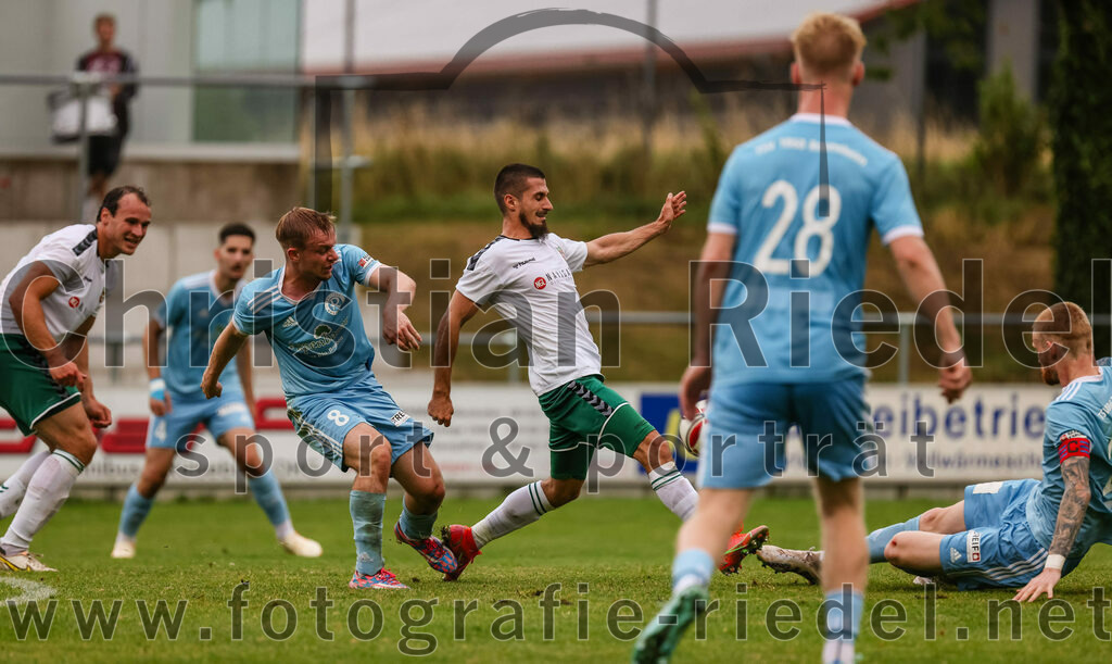 2023-07-28_109_FC_Schwaig_gegen_TSV_1860_Rosenheim | Oberding, Deutschland, 28.07.2023:
Fußball, Landesliga Südost 2023 / 2024, 3. Spieltag, FC Schwaig gegen TSV 1860 Rosenheim, Endergebnis: 1:1

Lucas Gratt (TSV 1860 Rosenheim, #8), Mirza Idrizovic (FC Schwaig, #25), Maximilian Pichler (TSV 1860 Rosenheim, #24)

Foto: Christian Riedel / fotografie-riedel.net
